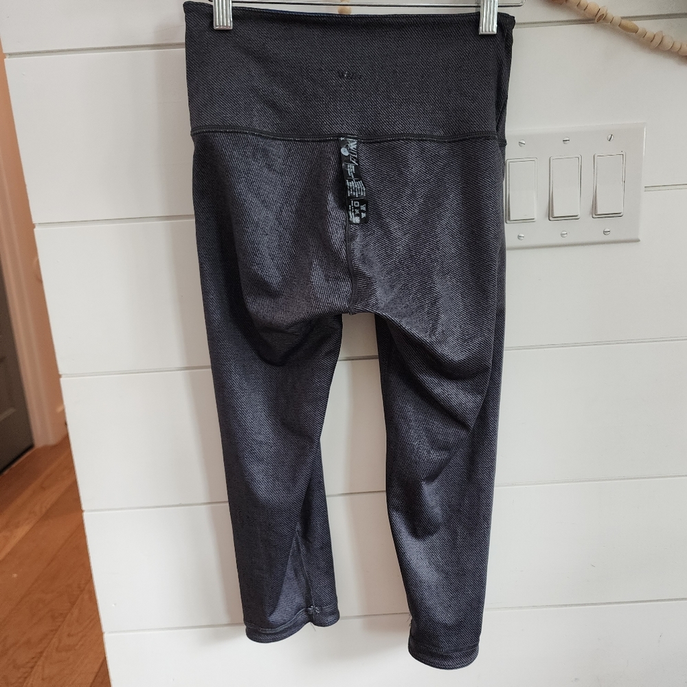 Peloton Bowie High Waist Capri Reversible pyramid sz M - Picture 14 of 16